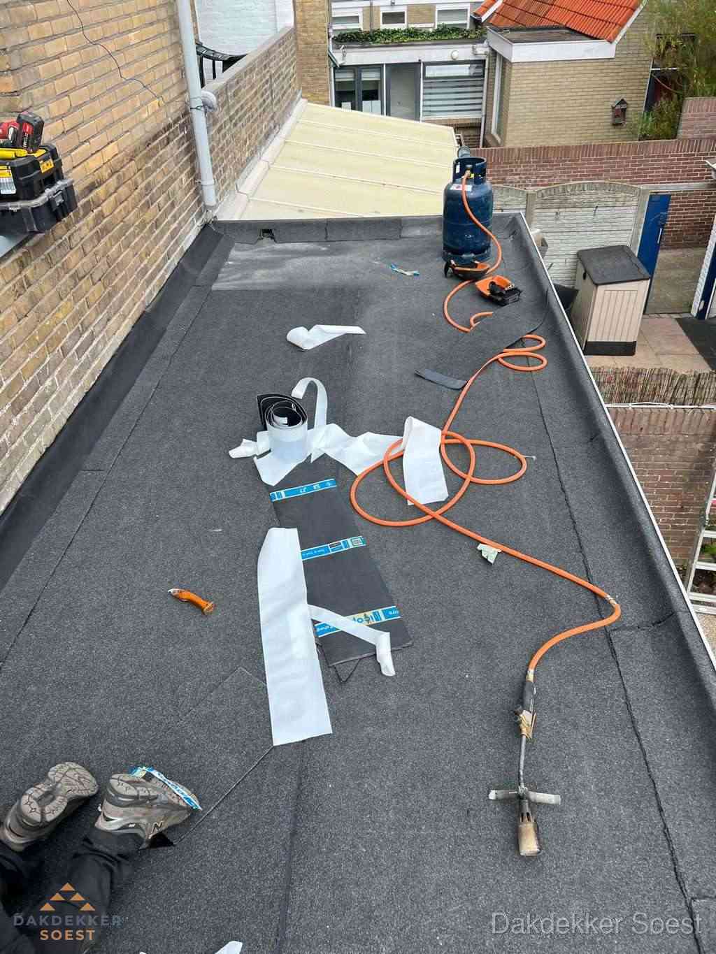 Dakdekker brengt EPDM dakbedekking aan op plat dak in Soest Dakdekker brengt EPDM dakbedekking aan op plat dak in Soest