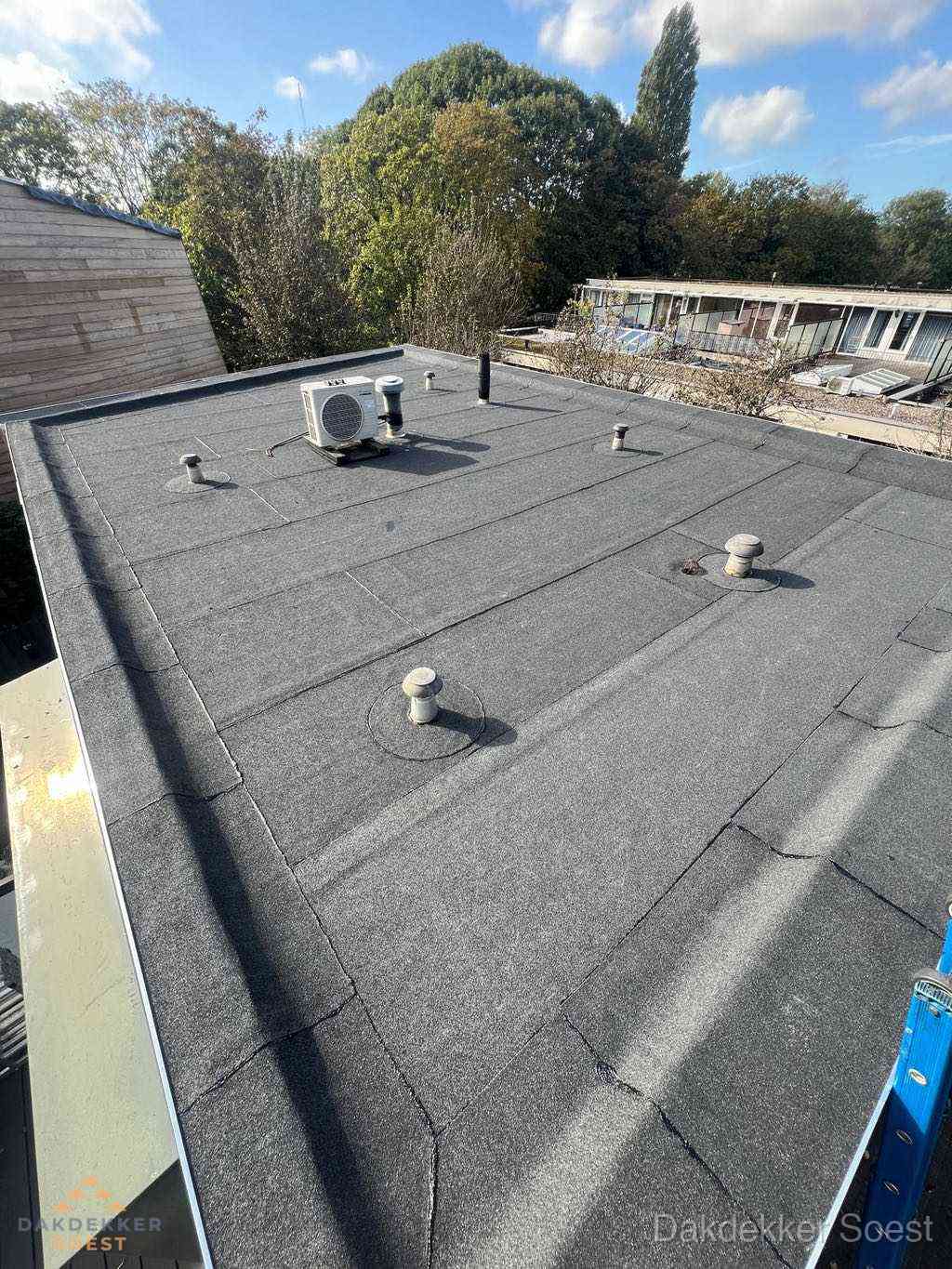 Plat dak met bitumen en brandgereedschap van dakdekkersbedrijf in Soest Plat dak met bitumen en brandgereedschap van dakdekkersbedrijf in Soest